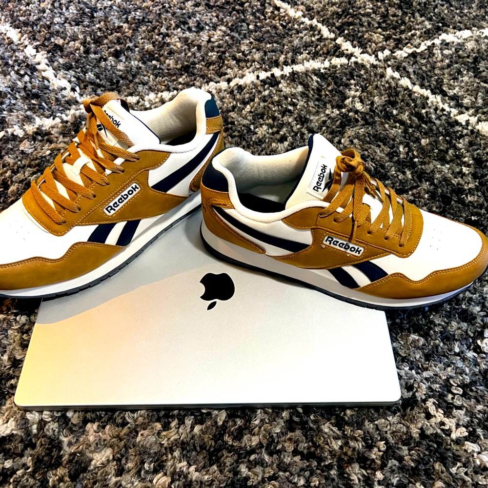 Men’s Reebok tennis shoes